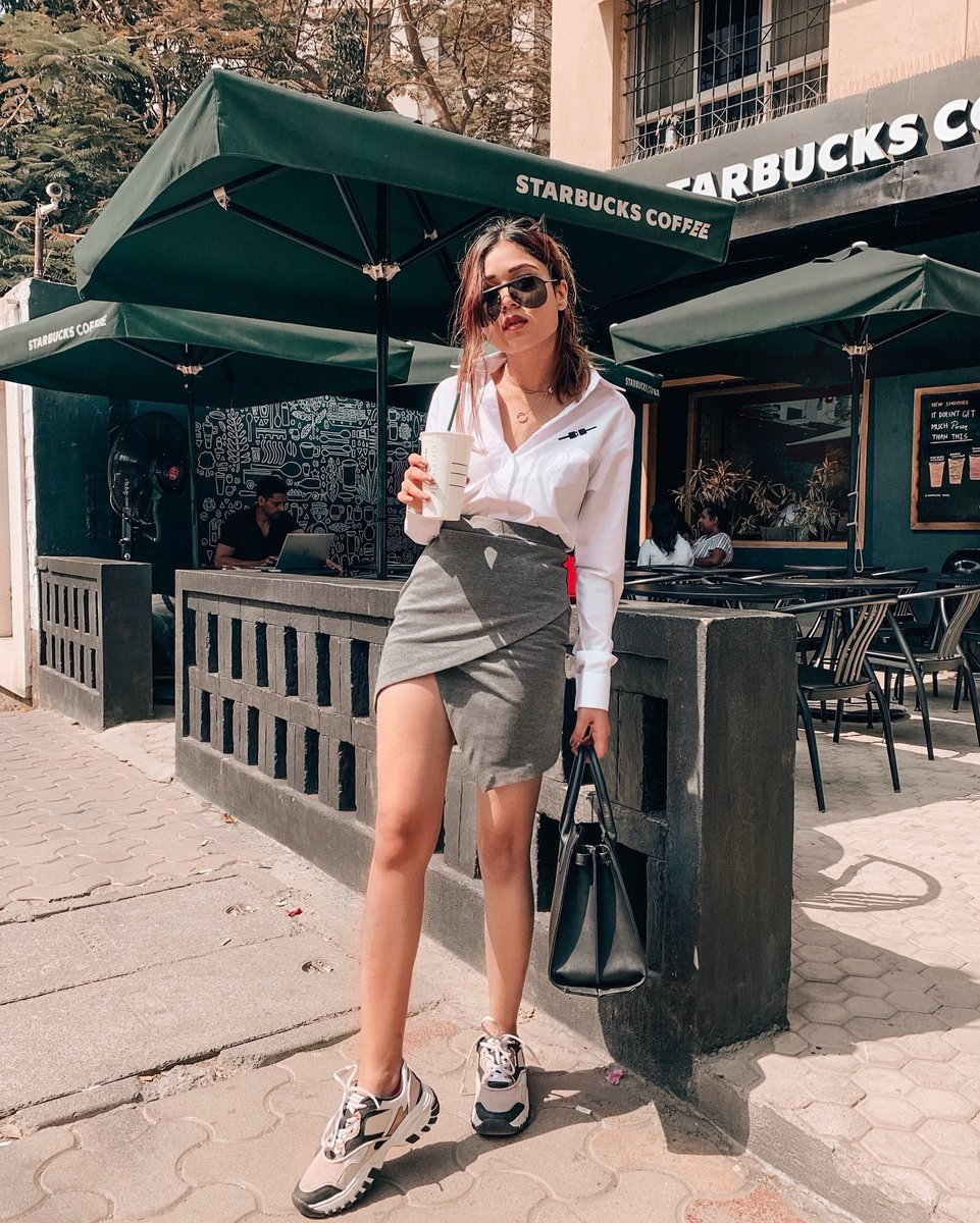 caughtinacuff's tweet photo. Boss Babe 💪
A twist when fashion meets technology! 🤩
Love what @kunalrawalmen  has created in association with @Nissan &amp; it completely went well with my #WorkLook🌟🙌🏻 
My #Assymetricalskirt is very old which I had picked from an online store😊 
#Ootd #CaughtInACuff https://t.co/nqyhvV6O34