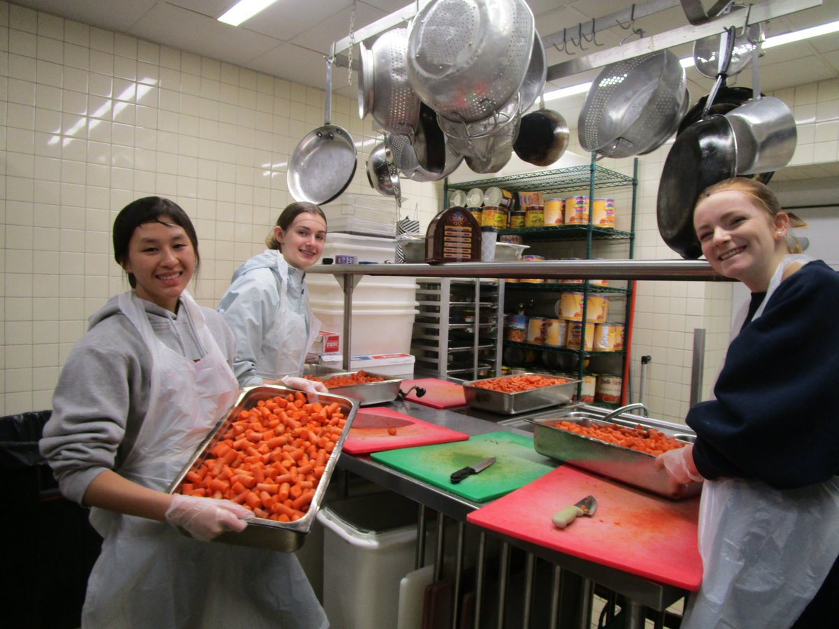 SJCMinistry's tweet photo. Day 2 of the Bronx Christian Service Immersion: We spent the day at POTS (Part of the Solution) preparing and serving lunch to 450 guests in the dining room and accompanying shoppers in the community market! #springintoaction2019 #riseandserve https://t.co/4fzOxdzfGU