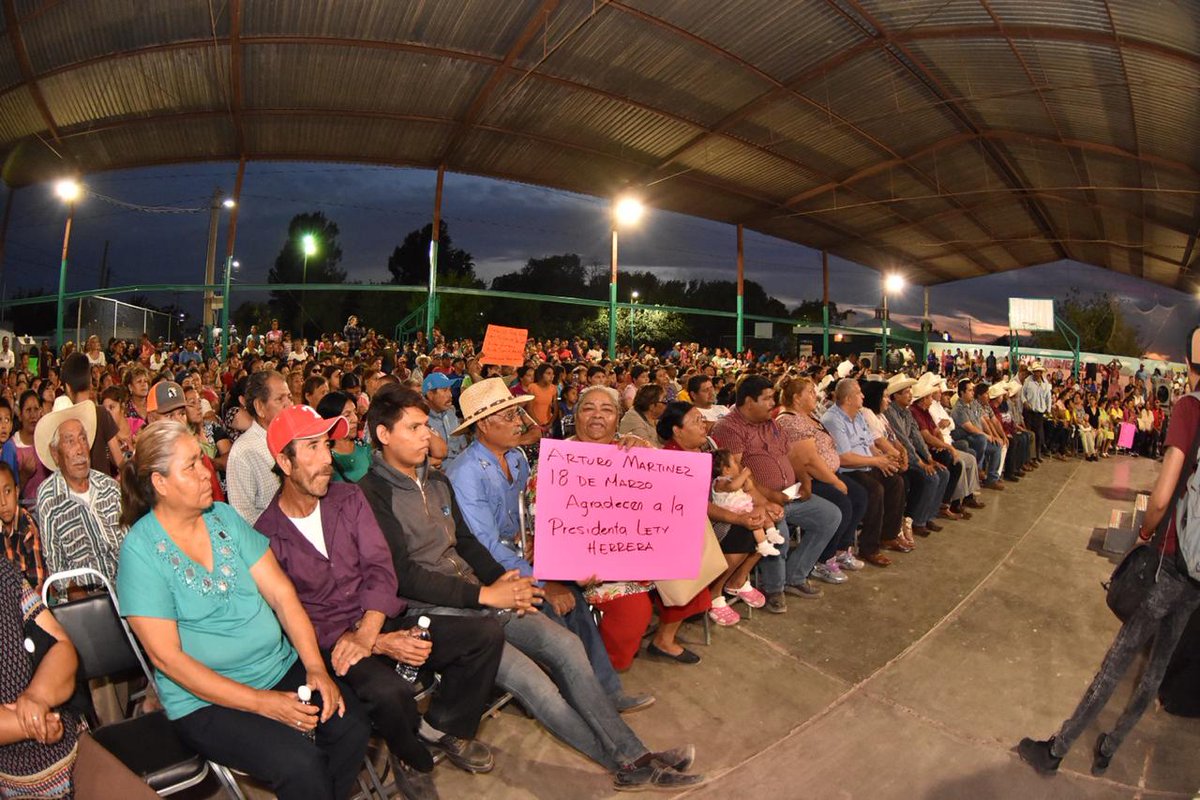LetyHerreraAle's tweet photo. Esta noche dimos un paso más en beneficio de las familias del campo con el encendido del alumbrado con tecnología LED en el Ejido Venecia que eleva su nivel de vida al igual que otras 14 comunidades aledañas. Con hechos rescatamos la palabra empeñada. https://t.co/f7oXFF46x2