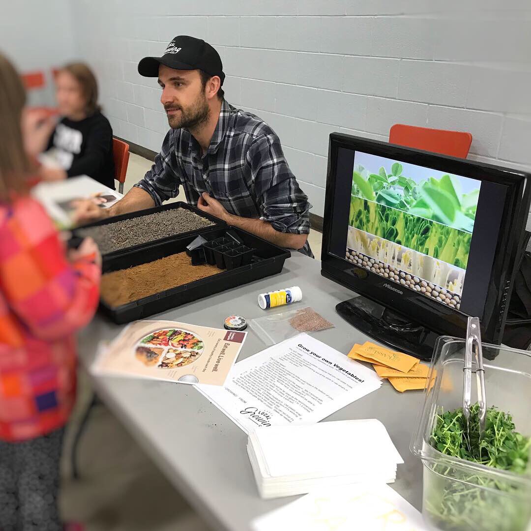 LocalGrowingCo's tweet photo. We had a great time planting peas with some future farmers at the Fresh Food Fair. What a cool idea from the School Council and @loving_spoonful
Thanks for having us @celiapiperart 😁

#growyourown #peashoots #kingston_on #kingstoncanada #kingstonontario #ygk #teamygk #ygklove https://t.co/8Jwm4zoaWB