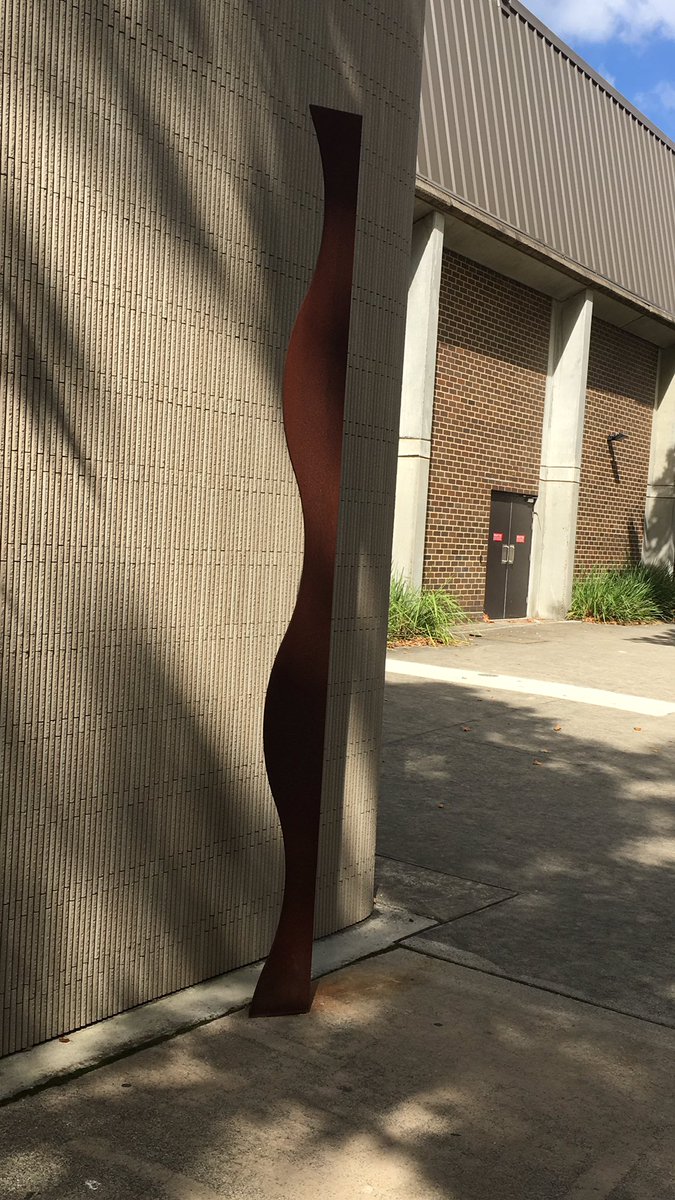 Bell_Knowles7's tweet photo. Walked here everyday but never noticed this. Contrasts with the building behind. #geop111 https://t.co/YEBAojBueA