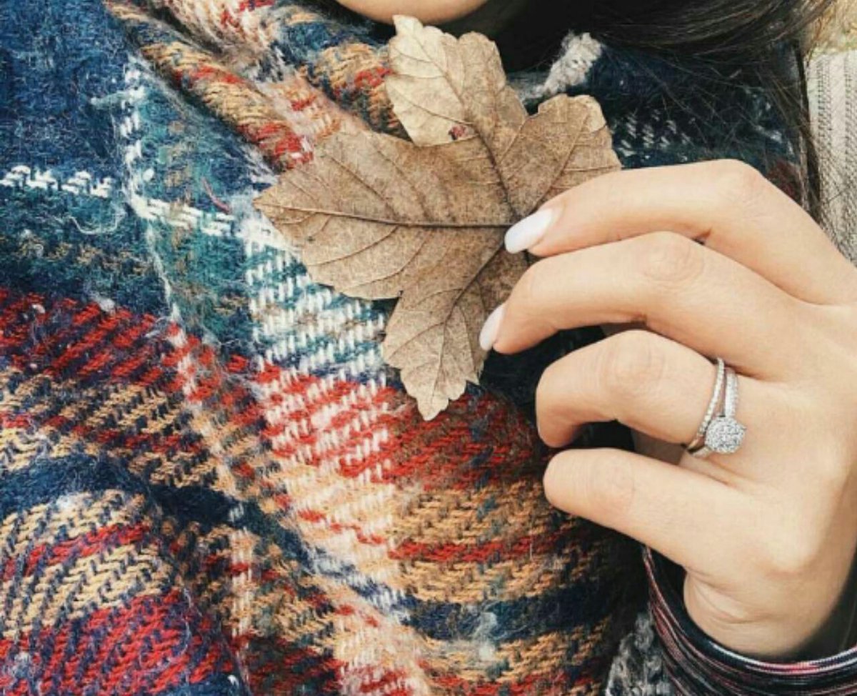 قد نحزن...قد نعتصر ألماً
وربمـا لن يفهمنـا أحدٌ من البشر
لكنَّ اليقين أنّ الله وحده من يفهم تلكَ القلوب المتوجعه... دون نطقٍ ولابَوحٍ حتى...

#لي_رب_احن_منهم