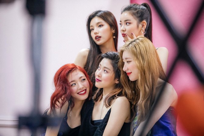 CHOIJISU_TH's tweet photo. [ PHOTO ] 190328 ; รูปภาพเบื้องหลังการถ่ายของลีอาและสาวๆจากนิตยสาร COSMOPOLITAN Korea Magazine x ‘M.A.C’ ฉบับเดือนเมษายน 2019 ค่ะ 💘

#ITZY #있지 #LIA #리아 @ITZYofficial https://t.co/nhWnqgZKAL