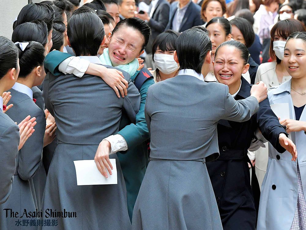 朝日新聞 映像報道部 タカラジェンヌ を養成する 宝塚音楽学校 で今春入学する１０７期生の合格 発表がありました 競争率２２ ９倍の難関を突破した合格者は 保護者と抱き合ったり 涙を流したりして喜んでいました 俊 宝塚歌劇 T Co