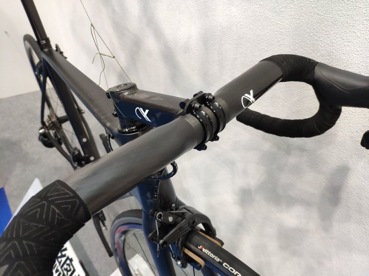 Ina 海外通販情報局 Twitterissa 完成車で4 6kgなロードのパーツ構成を見てとのリクエストで戻ってきたよ フレーム含め主にax Lightnessで コンポはsram Red クランクはthm Claviculaでした