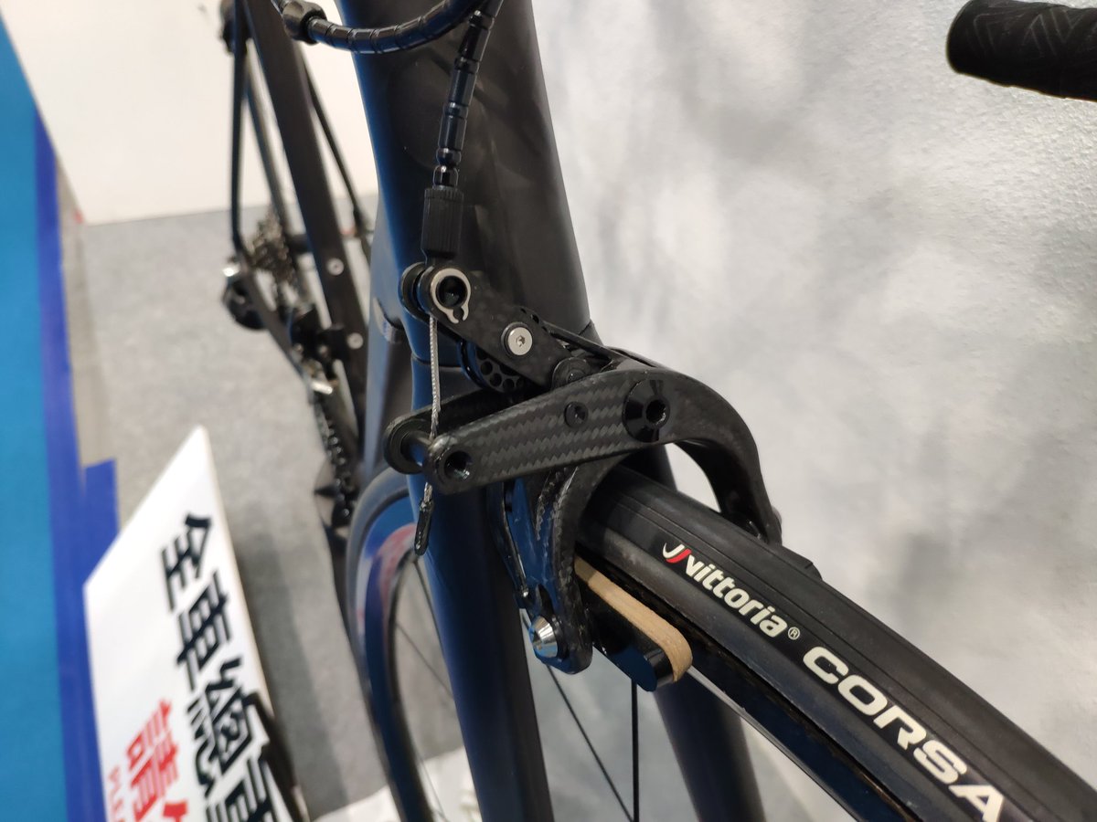 Ina 海外通販情報局 Twitterissa 完成車で4 6kgなロードのパーツ構成を見てとのリクエストで戻ってきたよ フレーム含め主にax Lightnessで コンポはsram Red クランクはthm Claviculaでした