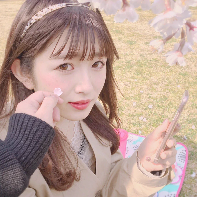 インスタグラマーなのかさん（）の“チューしたい妄想シーン”をマンガ化しました！media ブライトアップルージュのファミマ限定色「チューリップピンク」とのコラボです。#PR #恋コスメ… 