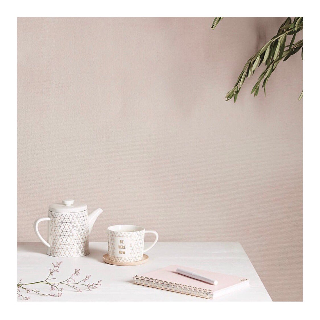 pushprlondon's tweet photo. Don’t let early mornings bring you down! Feel inspired when you hear your alarm by enjoying a cup of tea and writing your daily goals down with @kikkiK ☕️#PushLIFESTYLE https://t.co/6qJ25WeCe1