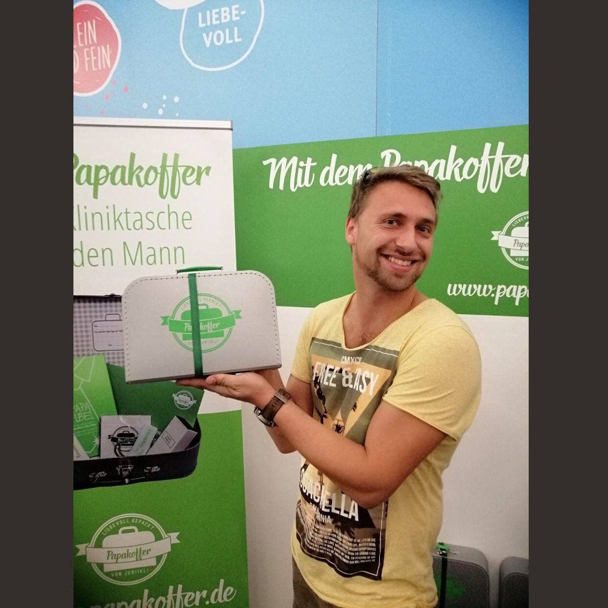papakoffer's tweet photo. So sieht ein glücklicher Bald-Papa aus, der nun seine ganz eigene Kliniktasche hat - mit dem Papakoffer in den Kreißsaal! 
💚
#papakoffer #papabox #papalapap #papawerden #baldpapa #superpapa #papasurvivalkit #papageschenk #ichwerdepapa #geburtsgeschenk #geburtstasche #entbindung https://t.co/p3HPDcMW4P