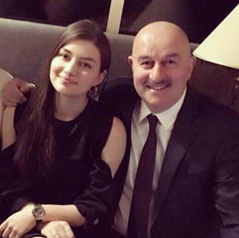 offsider_'s tweet photo. Феномен Алана Агузарова? все просто. Агузарова и Черчесова связывает не только футбол, но и кое-что намного дороже.

Алан уже давно встречается с 27-летней дочерью Черчесова Мадиной. https://t.co/T70iPiE3Rl