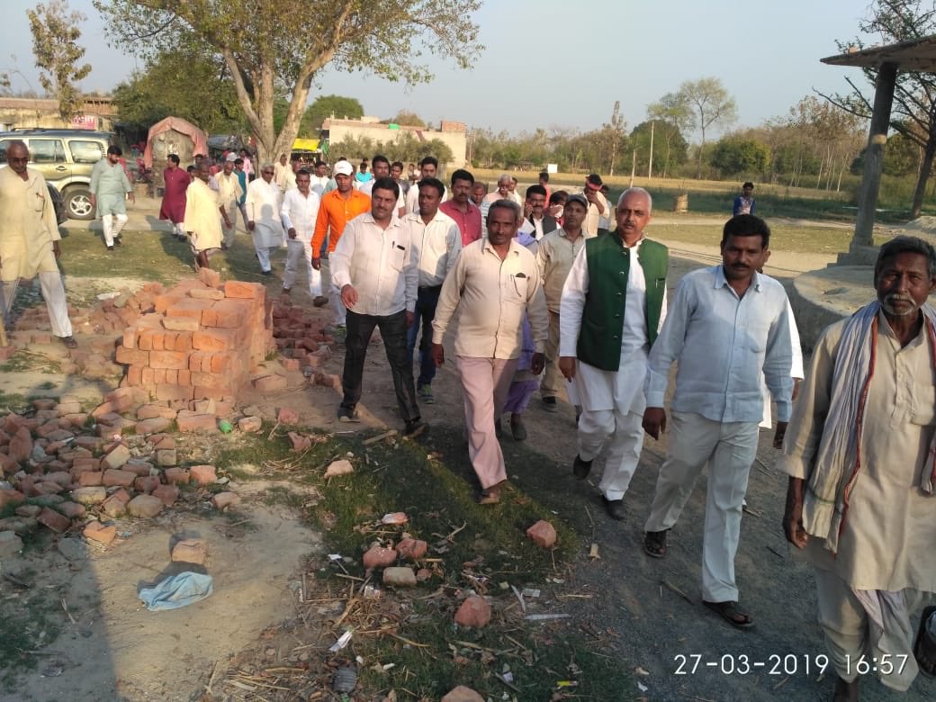 DCCDeoriaINC's tweet photo. कांग्रेस के राष्ट्रीय प्रवक्ता श्री अखिलेश प्रताप सिंह जी संसदीय क्षेत्र देवरिया के  पथंरदेवां विधान सभा के मलसी, हनुमान गंज एवं के डी चौक में जन सम्पर्क करते हुए। https://t.co/sglOjUESWx
