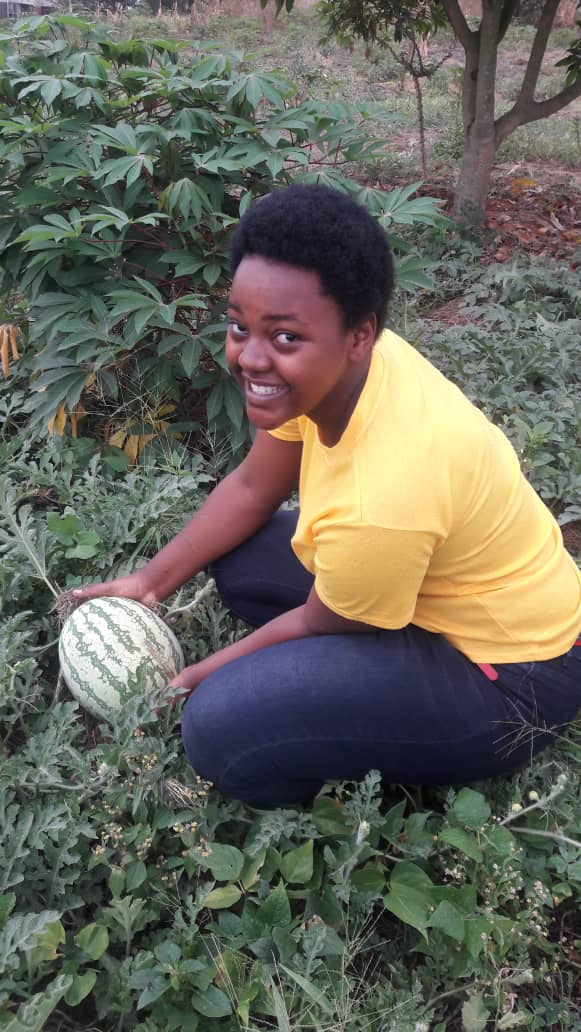 EnockAmpumuza's tweet photo. SKY project for #mindset change of High School Students towards agribusiness. Nyonyozi Monique S.5 at Marryhill High School planted watermelons during last year's school holidays to raise pocket money for new term. #EmpoweringYoungGirls
@SkyAVSIUganda @FondazioneAVSI @NLinUganda https://t.co/xwGGe7An67