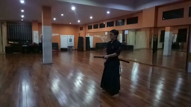 SamuraiAcademy's tweet photo. Battoujutsu
.
Contoh teknik mencabut pedang. Dipraktekkan secara step by step dengan jeda antar gerakan. Dimulai dari nukiuchi do giri dilanjutkan dengan nukiuchi giri sage.
.
Mau latihan bareng seni beladiri seperti ini? Datang tiap Rabu jam 18.00 di Cakra Sport Jalan Kaliu… https://t.co/3RGGOkC5b2