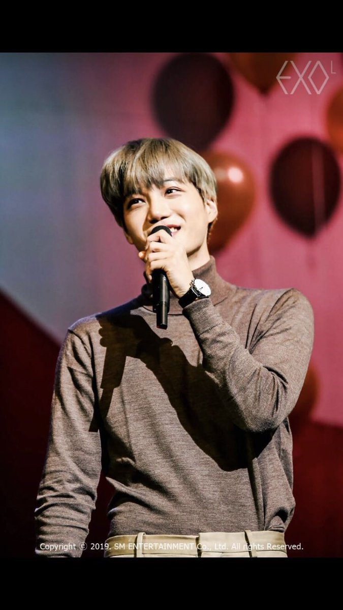 jongmodel's tweet photo. that turtleneck on him..with this hair..He looks so good..and warm💛~💛 https://t.co/nSric1ff3O