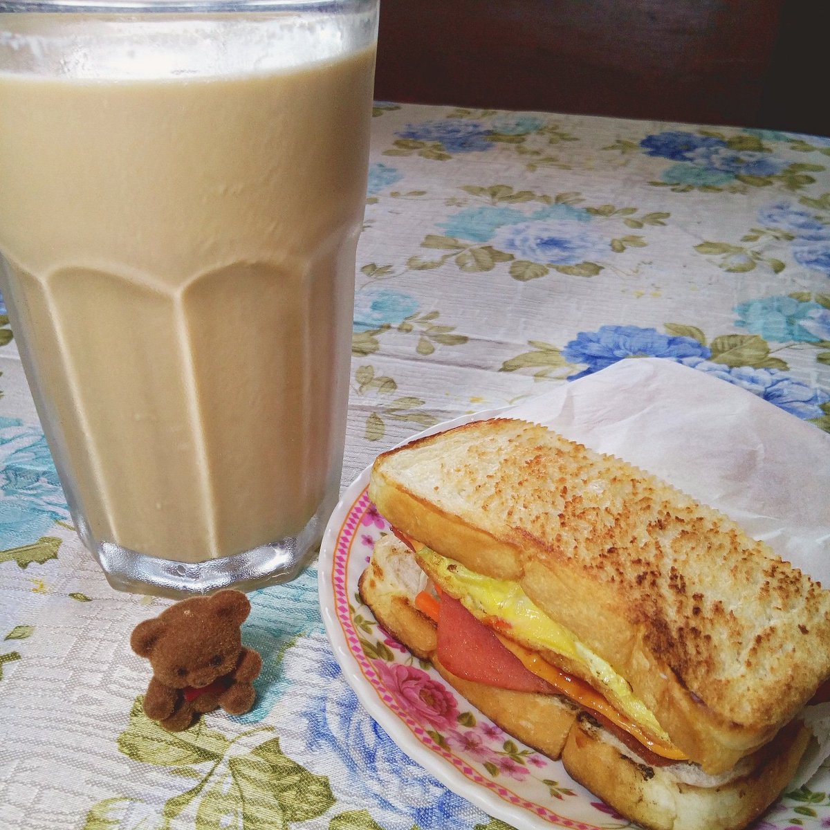 Today's lunch is #koreanstreettoast and #cinnamoncoffee. 🌸

#homemade #lunch #sandwich #toast #sandwich #cooking #yummy #delish