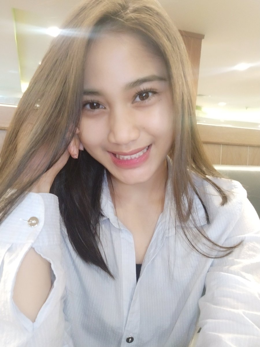 Ini konspirasi yang sempat ramai dibicarakan para netizen dan followersque.. ini rambutnya kena cahaya lampu kuning gitu di pala w, jadinya seperti ini hahaha blm mau diwarnain tackoot ruzak my hair 😂😂😂