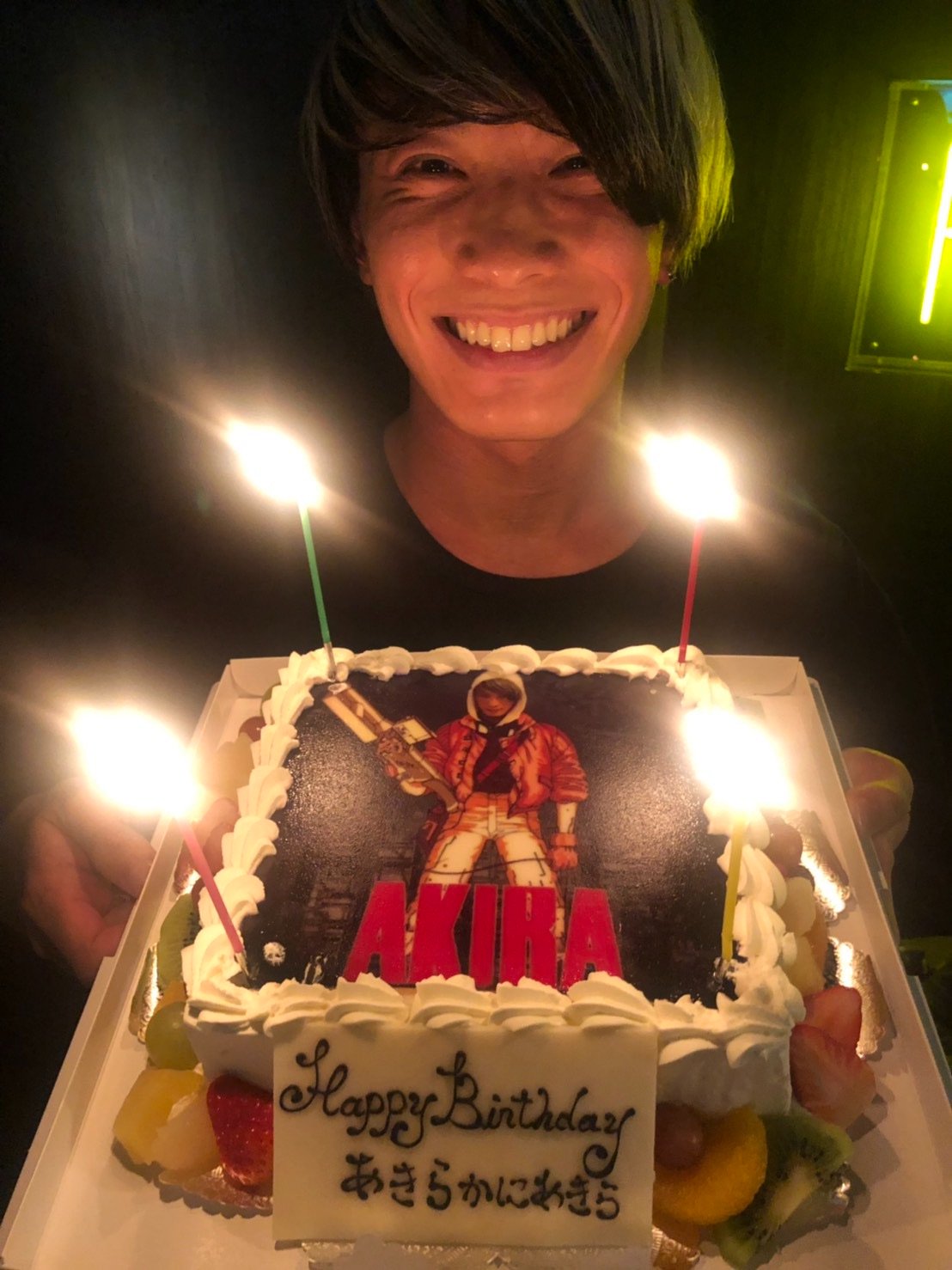 あきらかにあきら 誕生日を迎えて28歳になりました 友人にはあきらかにakiraケーキで祝っていただきました めちゃ嬉しそう 沢山のメッセージありがとうございます これからもっともっと努力していつかベースヒーローになるのです T Co
