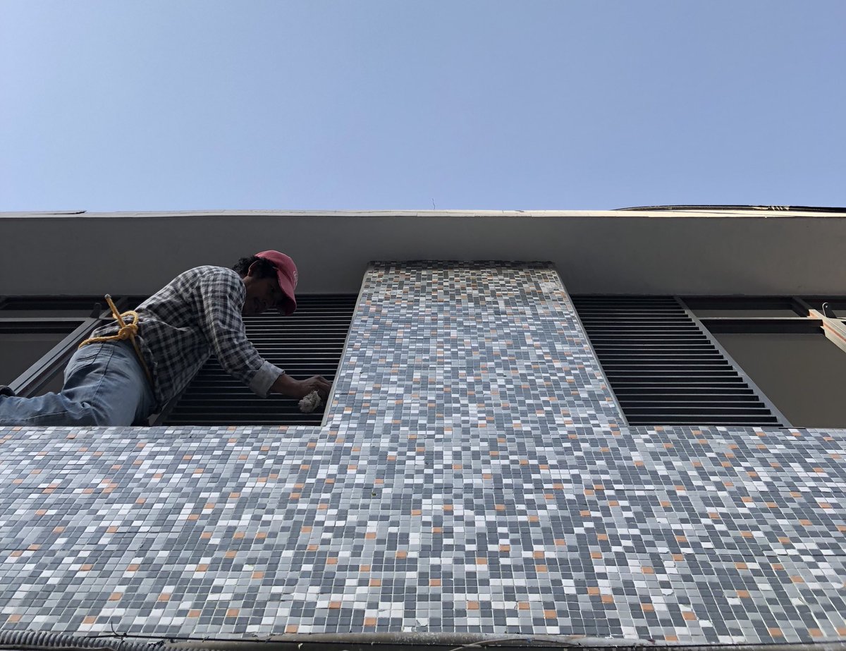 Andamos restaurando la fachada del nuevo Moyuelo, una casa de los años 60