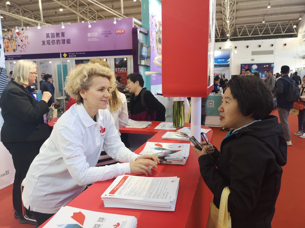 CanadaChine's tweet photo. Le pavillon du Canada à la tournée chinoise de foires sur l'éducation internationale (#CIEET) à Beijing a offert à de nombreux étudiants, parents & éducateurs 🇨🇳 l'occasion de s'entretenir en personne avec des écoles canadiennes #EduCanada @univcan @CollegeCan https://t.co/vQUa6lNMju