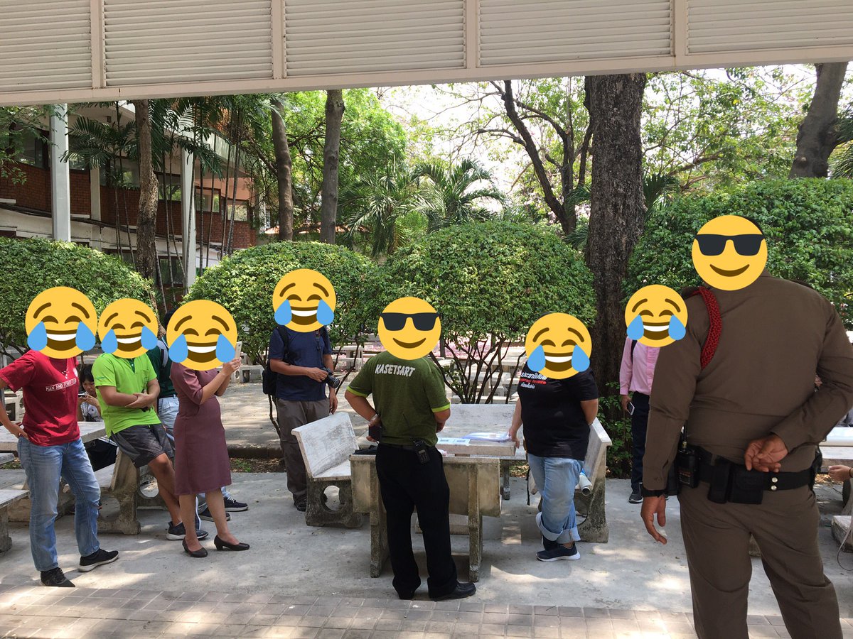 JJira_JJ's tweet photo. มหาลัยเราคือ 1 ในสถานที่ลงชื่อเพื่อยื่นถอดถอน กกต นี่คือสิ่งที่เกิดขึ้น ทั้ง เจ้าหน้าที่มหาลัย ตำรวจ มาที่นี่ 
*เราไม่มีสิทธิ์ตรวจสอบคนที่เราคิดว่าเขากำลังฉ้อโกง ไม่มีสิทธิ์ปกป้องความเป็นธรรมให้กับประเทศของเรา ไม่มีสิทธิ์แม้ในสถานที่ของเราเอง #ThailandElection2019 #เลือกตั้ง62 https://t.co/H3Tm0E8UwS