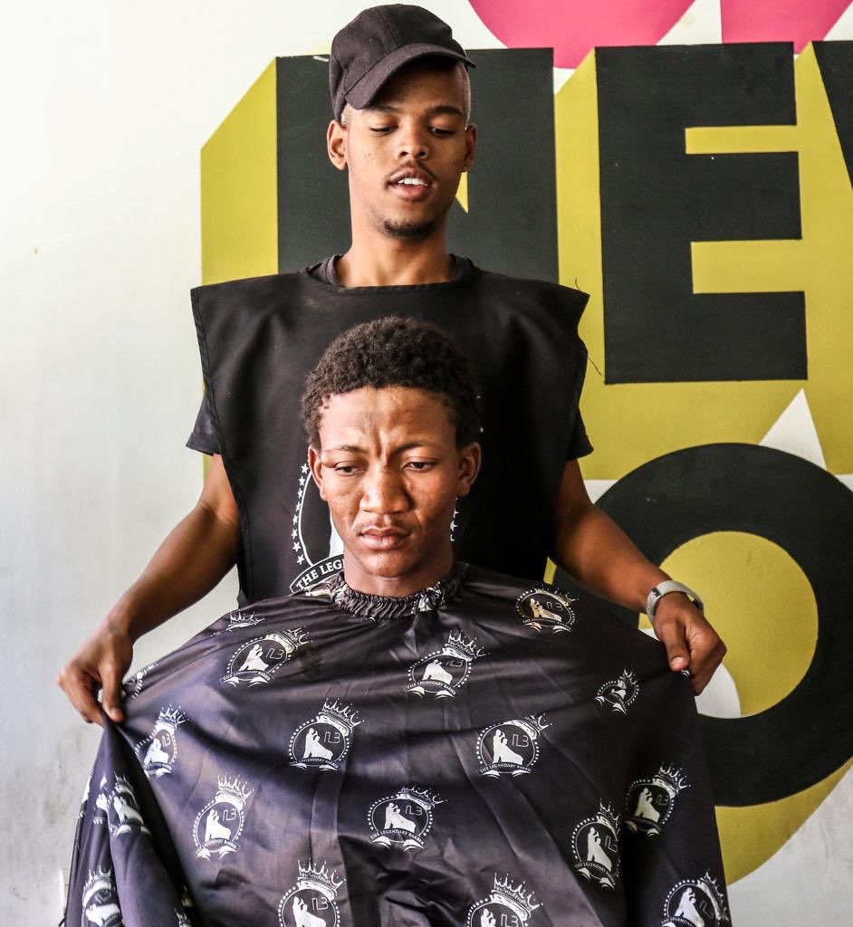 legends_barber_'s tweet photo. Everyone has the right to have a Legendary Haircut.
Serving the homeless people in Newtown.
#throwbackthursday
#LegendsGiveBack
#humanrightsday
#TLB https://t.co/V6IXuZDnPf