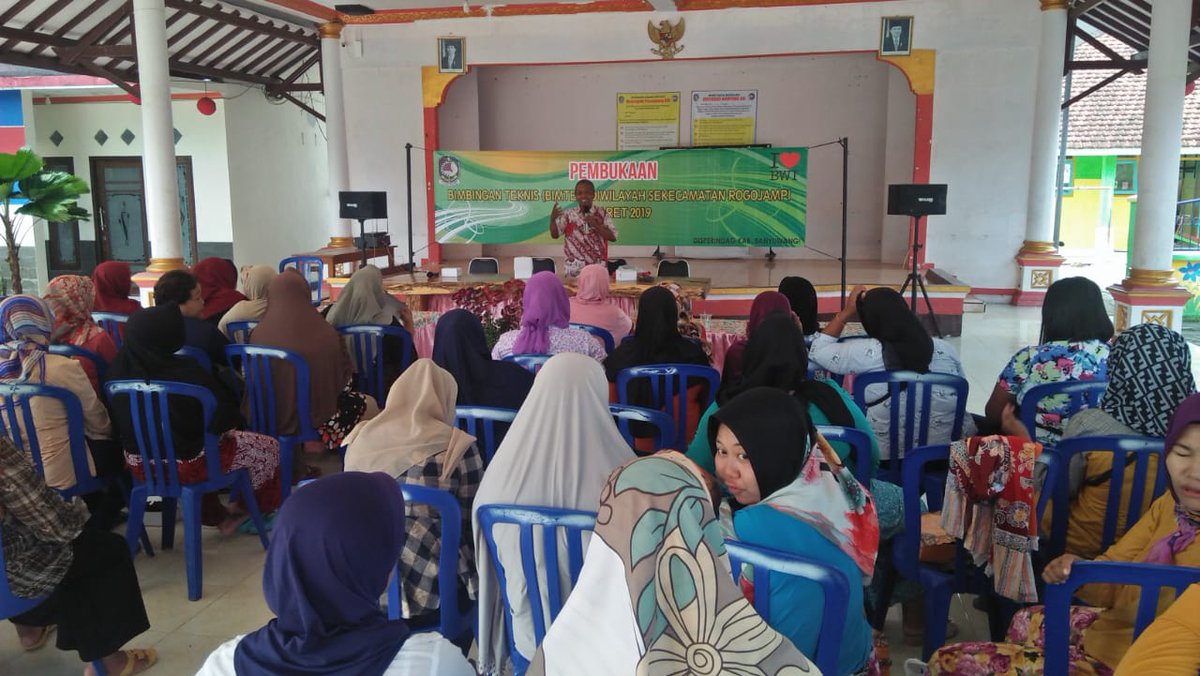 Pembukaan Kegiatan Pelatihan Bimbingan Teknis Produksi Olahan Pertanian di wilayah Kecamatan Rogojampi,
yang diikuti peserta dari Desa Gladak, dan Desa Lemahbang Dewo.
Sekaligus pemberian materi Motivasi Manajemen untuk peserta Pelatihan <a href="/AzwarAnas_A3/">Abdullah Azwar Anas</a>