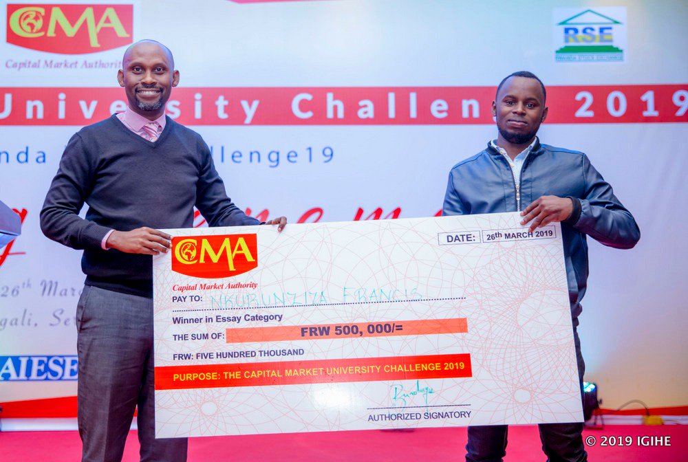 CMARwanda's tweet photo. 📸PICTORIAL: @cpar_i's Chief Executive Officer @AminMhasibu awarded the top winner in essay category, Francis Nkurunziza in this year's Capital Market University Challenge. #UniChallenge19 https://t.co/KPQeOCuXKa