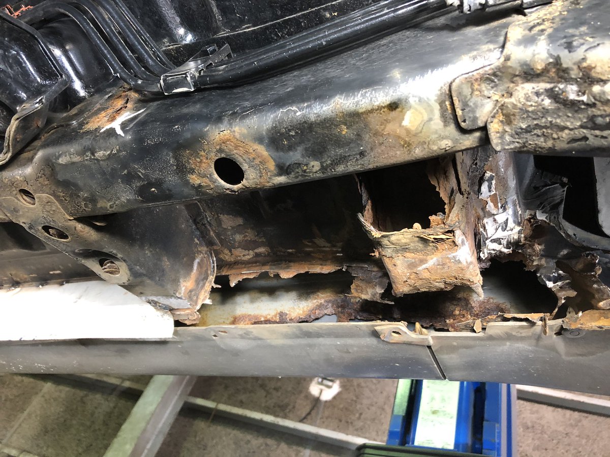 八戸市 有 谷川自動車の整備士1年生 パジェロジュニアをリフトアップしてみたら フレームに大きな穴 こちらも補強の鉄板を当ててミグ溶接です 八戸市 有 谷川自動車の整備士1年生 パジェロジュニアをリフトアップしてみたら フレームに大きな穴 こちらも補強の鉄板を当ててミグ溶接です