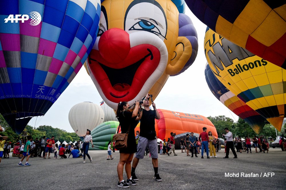 AFP's tweet photo. Air show.

The international hot air balloon festival is held in Putrajaya, Malaysia

📷  @rasfan https://t.co/lNAFbiJW9q