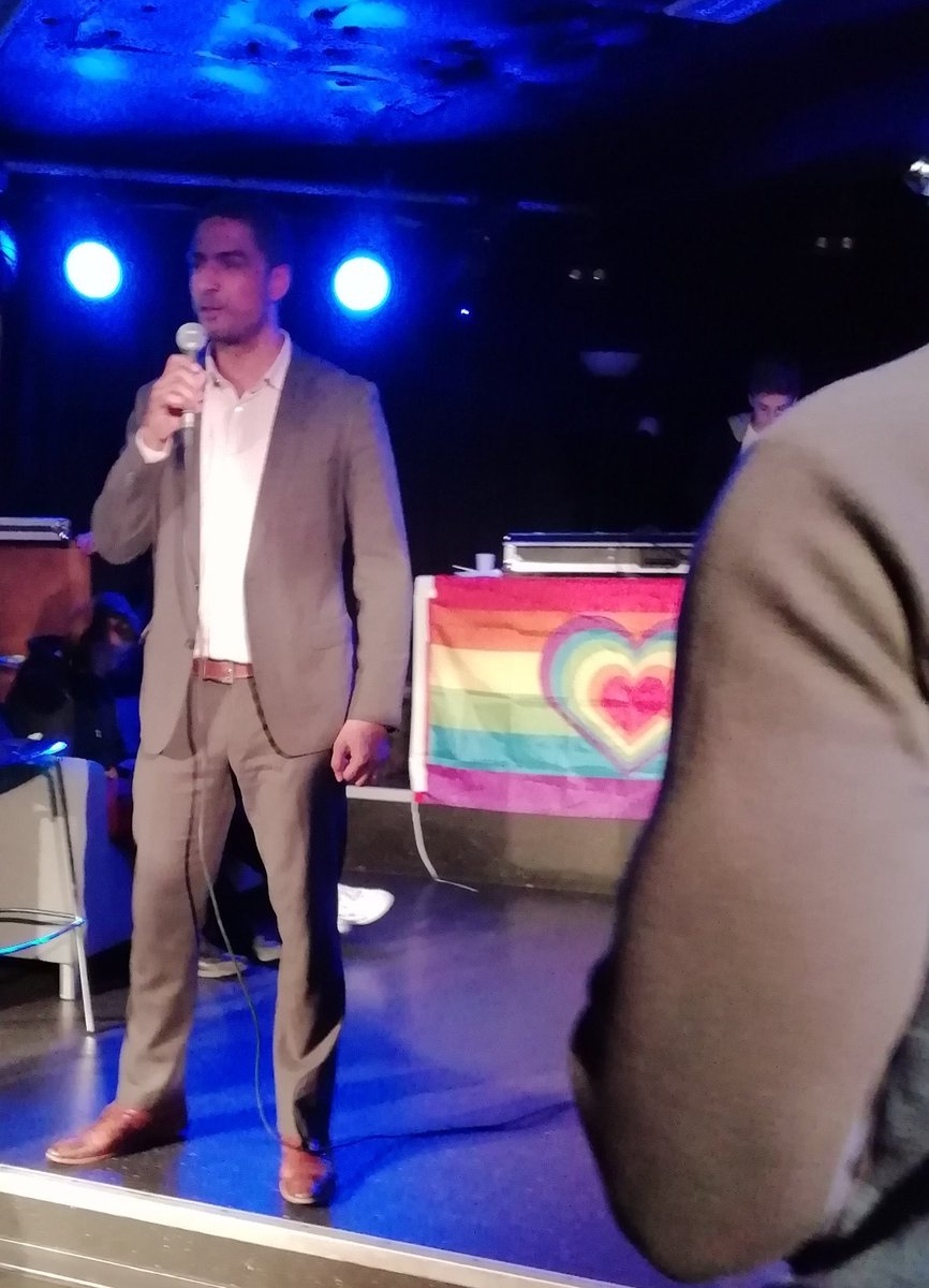 Bij 'Diversity' <a href="/deschoor/">De Schoor</a> kunnen jongeren ongeacht hun seksuele voorkeur samen komen en zichzelf zijn. <a href="/JerzySoetekouw/">Jerzy Soetekouw</a> sprak bevlogen tijdens het 1 jarig bestaan. Mooi en belangrijk  feest gisteravond.