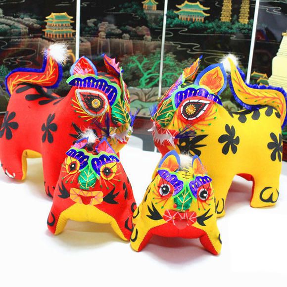 These hand-made tigers are named Lihou Tigers, which are extremely delicate and gained popularity. If you want to learn how to make them, you can come to Shanxi. #ShanxiCulture
