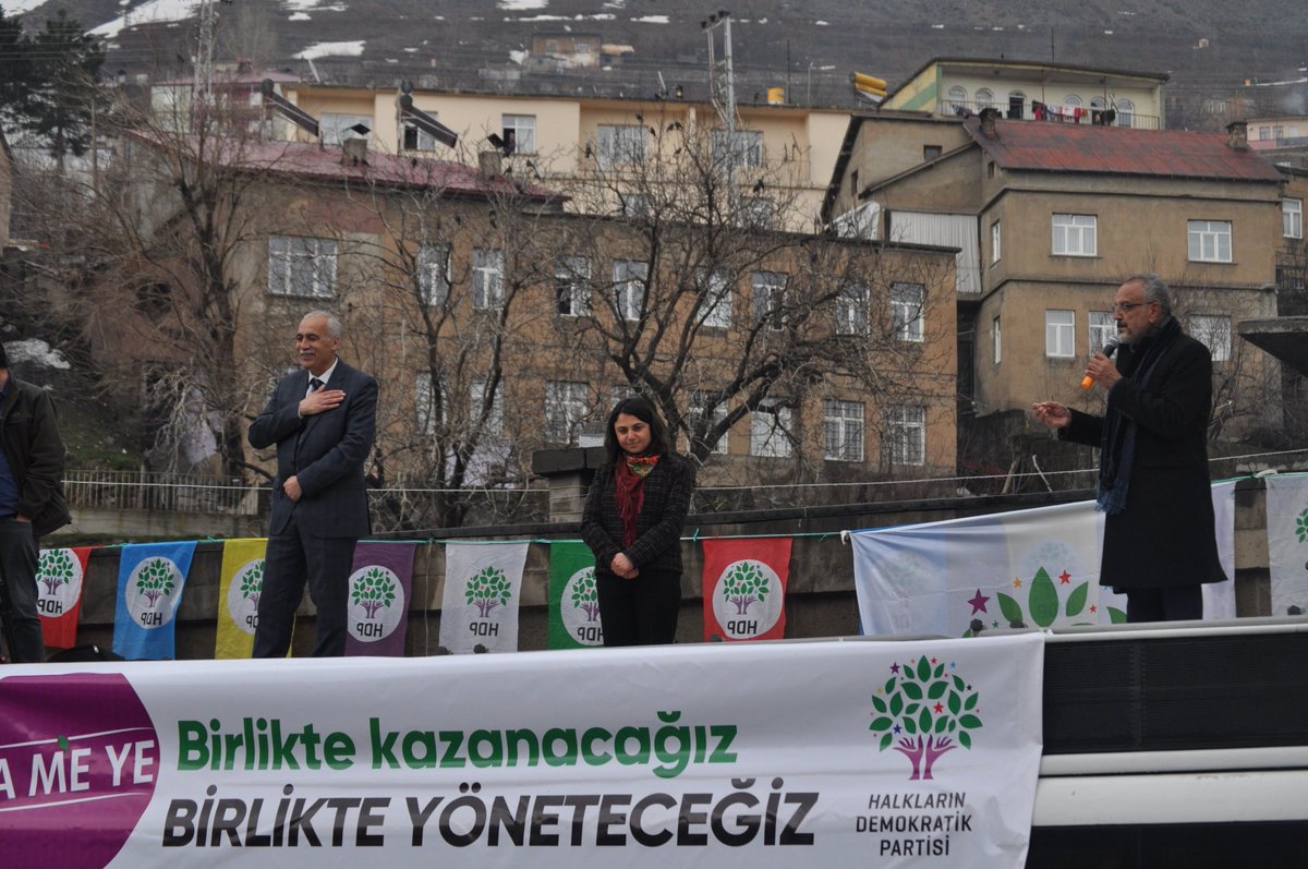 lokmanaydogmus's tweet photo. Sevgili Bitlis li hemşerilerim
Onurlu Bitlisli kardeşlerim
Anneler Gençler ve kardeşlerim
Bitlis bld eş bşk ehline sahibine emanet edin .@Farukislek13
Rantı paydaşlığı peşkeş çekilmeyi yolsuzluklara adam kayırmaya son vermek için
Bejin #HDP
#Bitlis
#BitlisYaMeYe
Ân serkeftîn https://t.co/GgA7y9LwM3