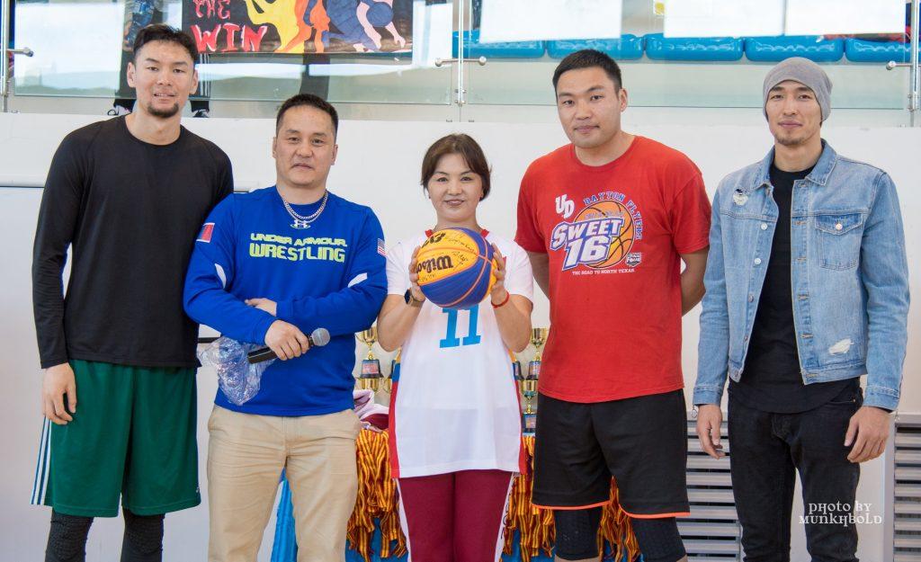 Сагсан бөмбөгийн 3х3 төрлийн Үндэсний шигшээ багийн зүгээс тамирчдыг бэлтгэл хийхэд дэмжлэг үзүүлдэгт талархал илэрхийлэн Орчлон олон улсын сургуулийн удирдлагад Үндэсний шигшээ багийн өмсгөл, 3х3 тэмцээний бөмбөгийг дурсгалаа.
#3x3Mongolia #Tokyo2020