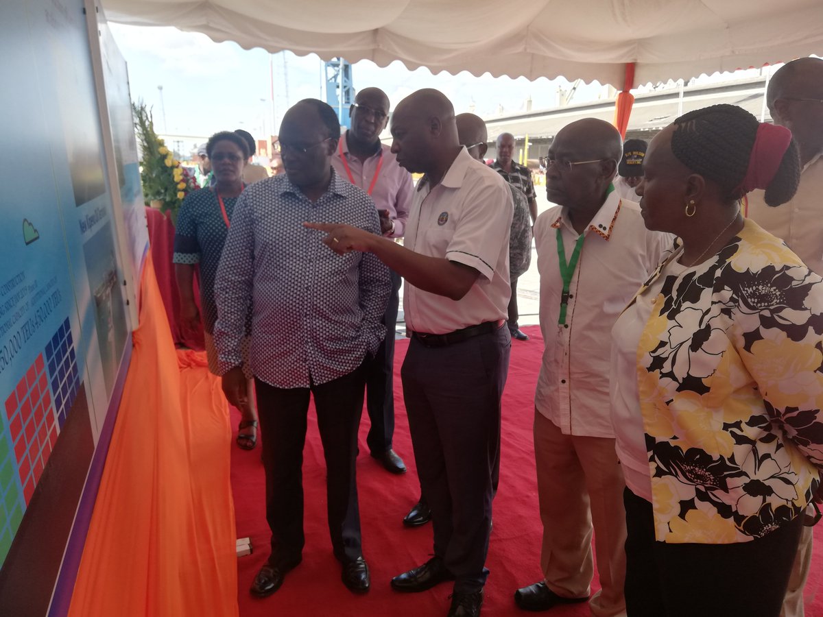 KenyaRailways_'s tweet photo. CS @TransportKE @JamesMacharia_  on site 
@Kenya_Ports along with KR Chairman Mr. Michael Waweru and KPA MD Dr. Arch. Daniel Manduku as we prepare to host President Uhuru Kenyatta and President Yoweri Museveni on a tour of the Port relief line and general Port operations. https://t.co/ajOq1Lkmb9