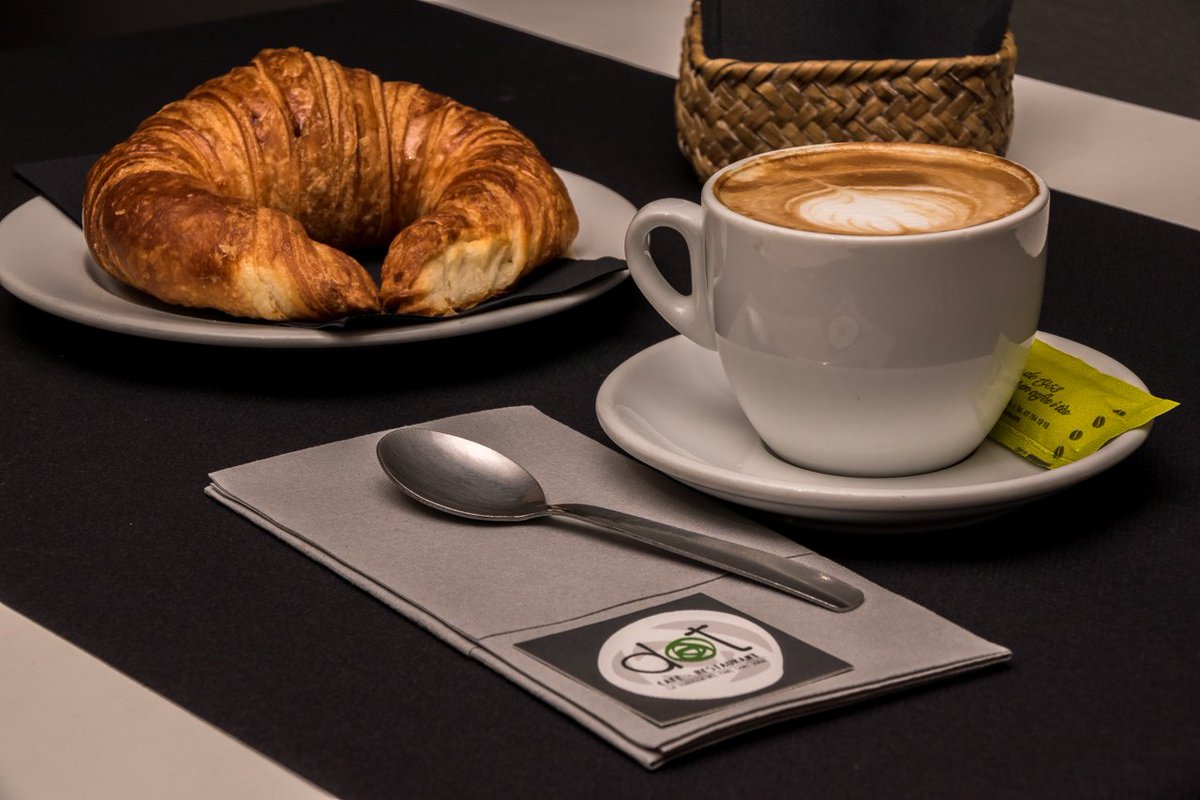 Bon dia pel matí! Al Dot tenim #cafè i #pastes acabades de fer! Aprofita les nostres #fórmules #esmorzar! ⏰☕🥛🥐