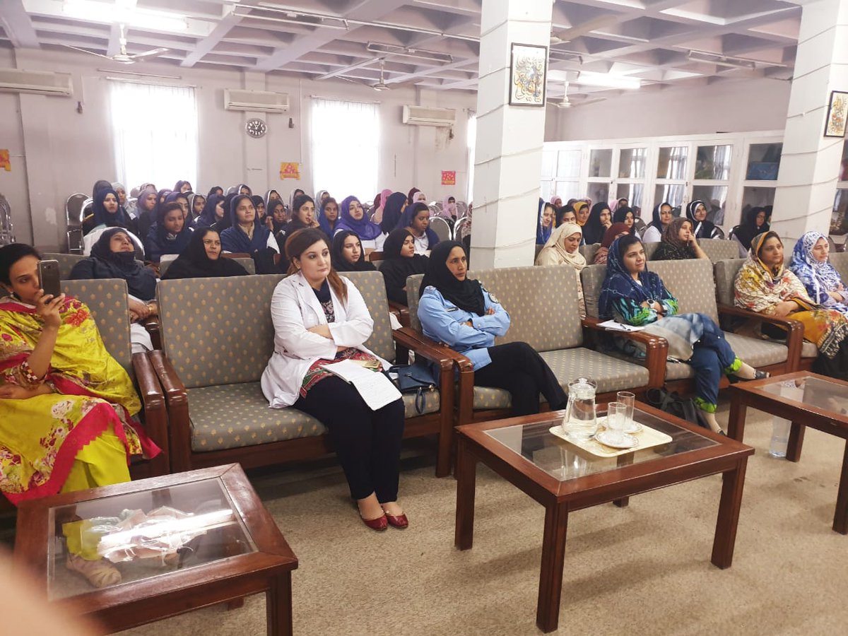ICT_Police's tweet photo. Islamabad Police’s team under the help line 8090 visited “Women Welfare and Development Centre” and briefed the attendees about the principal mission of unit established at women police station Islamabad. 

#IslamabadPolice #GenderResponse
@PTVNewsOfficial https://t.co/KXgU1xw2ng