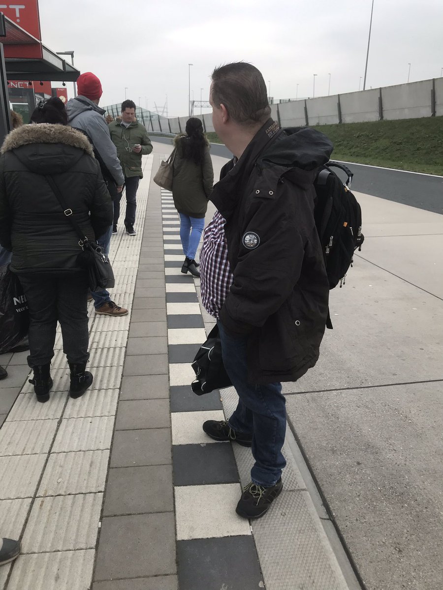 Leve de marktwerking in OV!  Bus 320 <a href="/Connexxion_NH/">Connexxion_NH</a> heeft NIETS te maken met overstappassagiers op Muiden PR van concurrent <a href="/KeolisNED/">Keolis Nederland</a>