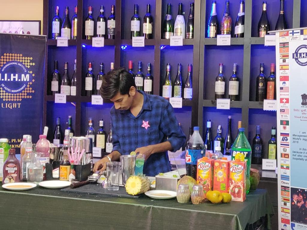 Abhay7867860's tweet photo. #Udaan #cultural_fest #events #hospitalitymanagement  #hospitalityindustry #hotelierLife #best_experience # #different_competition #mocktail_competitions #vegetable_carving #fun_experience @IIHMHOTELSCHOOL  @subornobose @Debasis53995128 @AADirIIHMDELHI @ajitfnb @Reetaiihm https://t.co/7mI32VJnFc