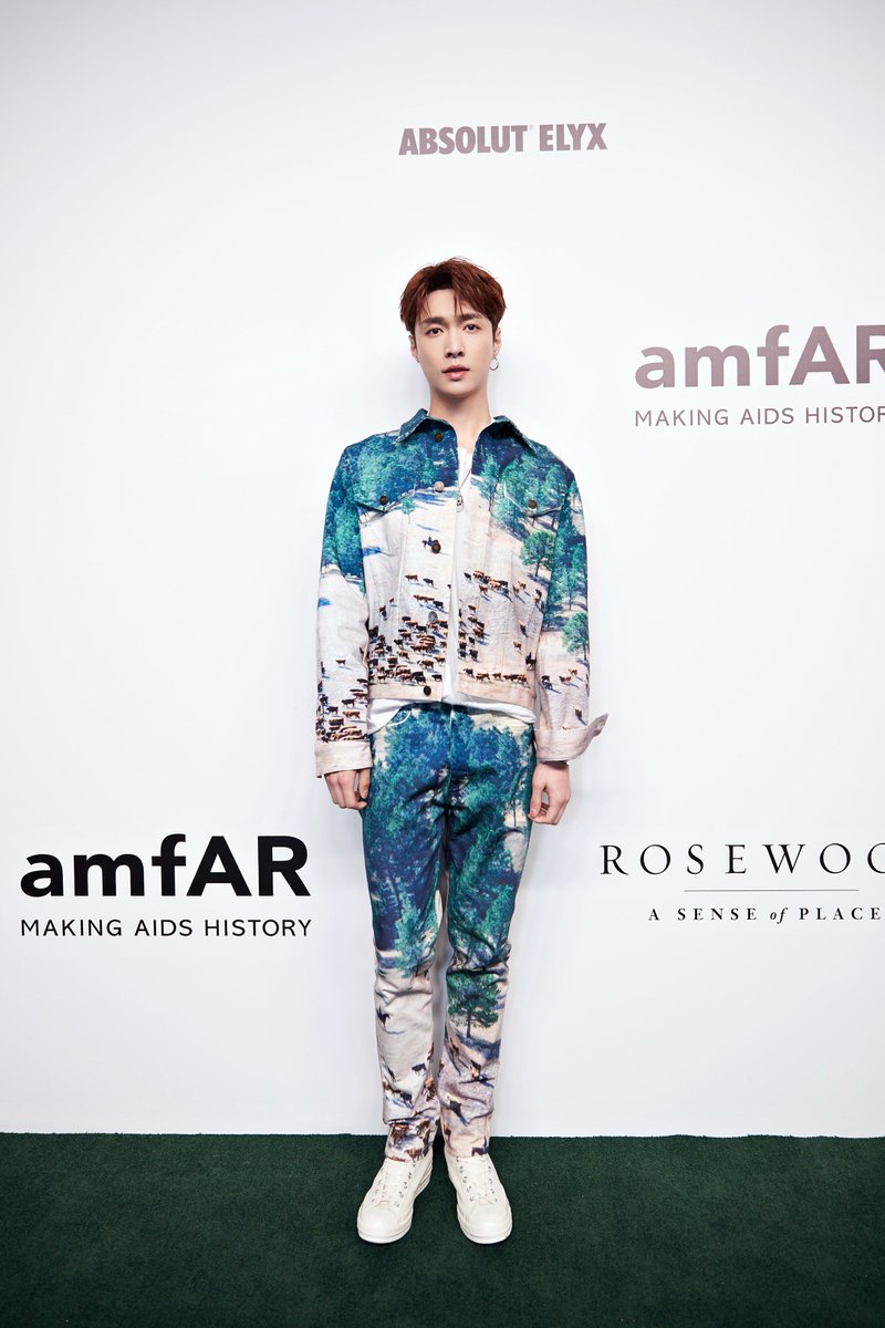 lay_studio's tweet photo. Didn't @layzhang look quite dashing the other day? Thank you again to @amfAR for inviting Lay to perform! #producerLayZhang https://t.co/S49d26NZoQ
