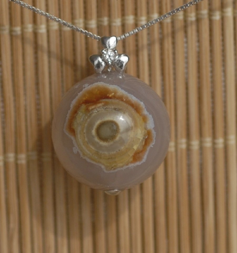 Eyedgemstone's tweet photo. Unique natural Meng Eyeing Gemstone resembling eyes, with diamond, 18K white gold, Collectible gem Pendant necklace jewelry。 https://t.co/GR5cr94zef …
#jewellery #collection #collector #uniquegifts #Auction https://t.co/iDrCSwt2Co