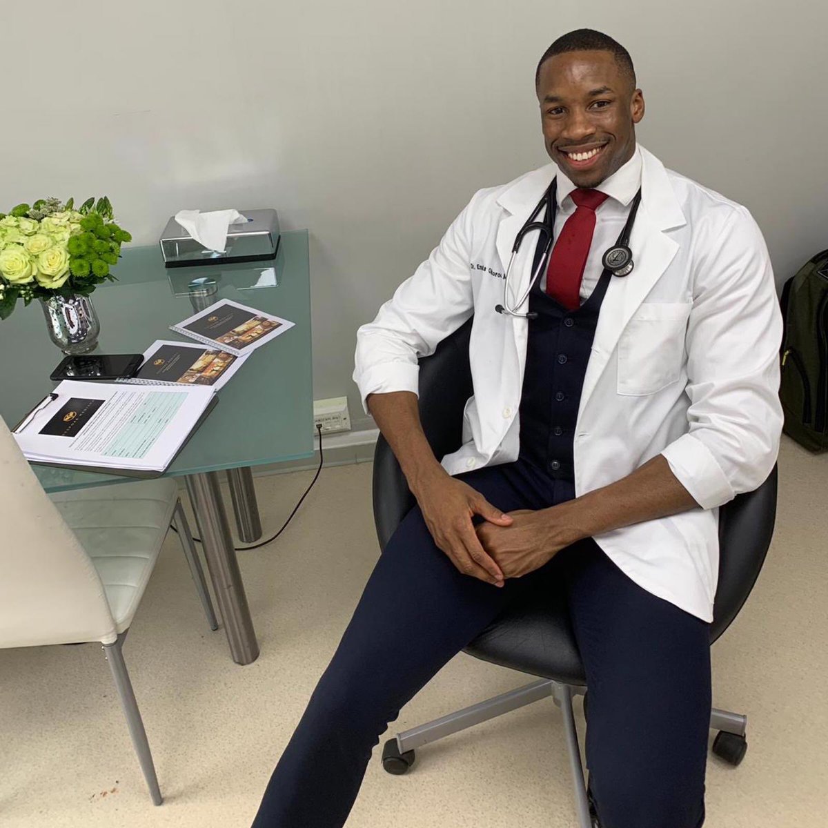 BespokeMedispa's tweet photo. Smile. We are here to help you look and feel your best @bespokemedispa 😃😃😃😃 ( @doctor.emeka )
#springcleanyourbody #springbreak #beauty #skincare #aesthetics #health #female #hydration #celebrities #wellnesscentre #instagood #london #confidence https://t.co/bF3Xf3l21o