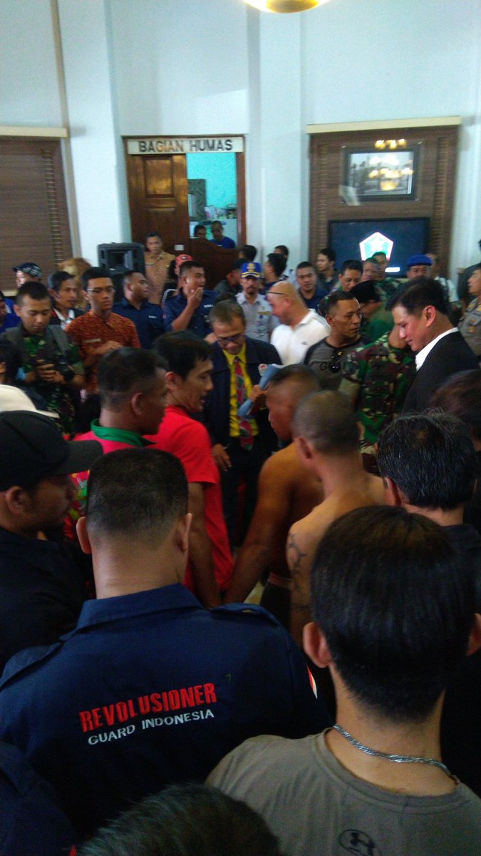 AremaMediaGroup's tweet photo. timbang badan para petinju yg akan bertanding besok di depan Balaikota Malang..jangan lewatkan ker ! https://t.co/Czl9MYoChY