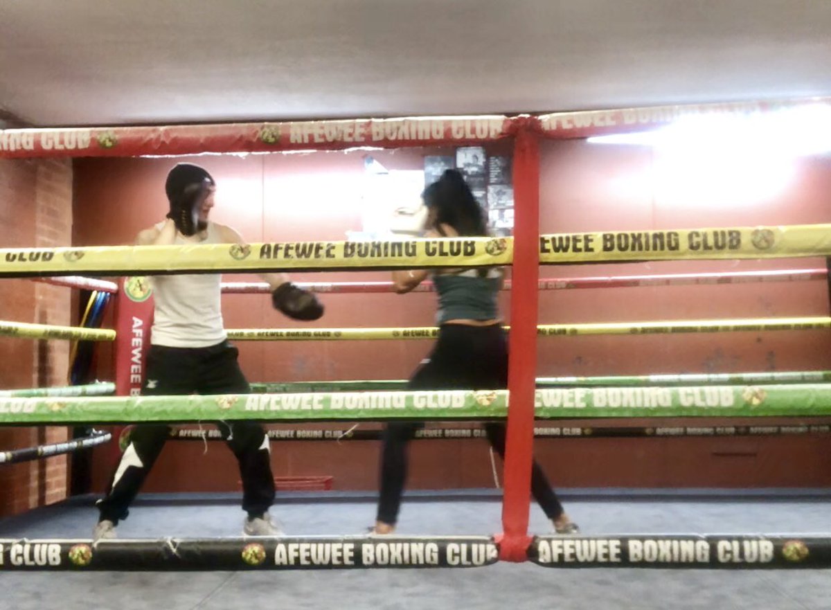 BobbysBoxingfit's tweet photo. When your about to cop a BIG ONE from your client 💥🥊 - Tara delivering some very good straight punches in our 1-1 boxing tech session, learning how to rotate the torso in order to generate speed &amp; power 👏🏼 
#PT #PersonalTraining #Brixton #PTLondon #BrixtonRec #PTBrixton #Boxing https://t.co/F3loUSqGI4