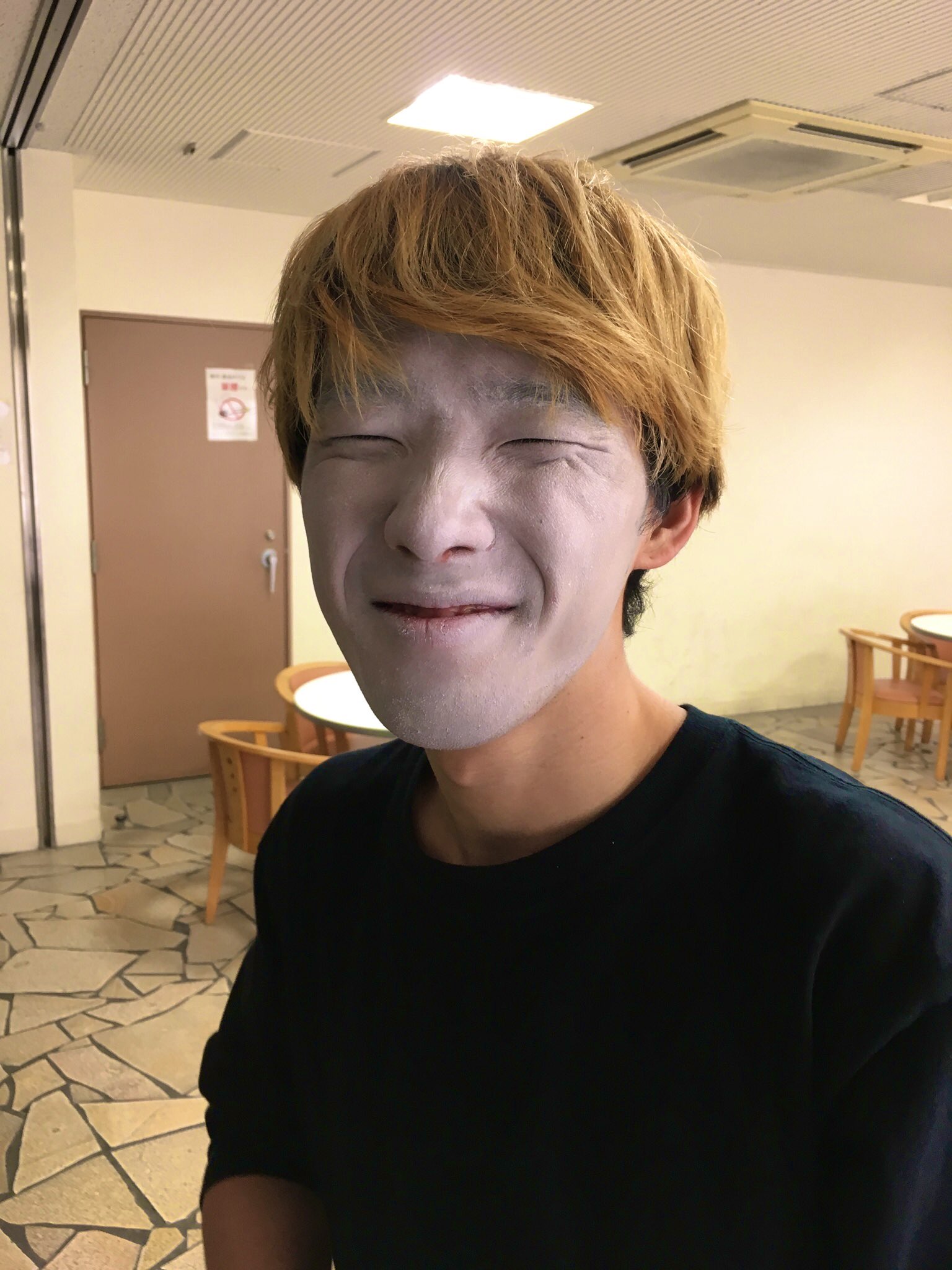 まさる丼 ベロベロベアー 告知 顔面白塗りの謎の男 こいつの正体は単独来れば分かる 来るっきゃない 笑顔が最高に気持ち悪い 軽いホラー T Co Czdxw9mp8q Twitter