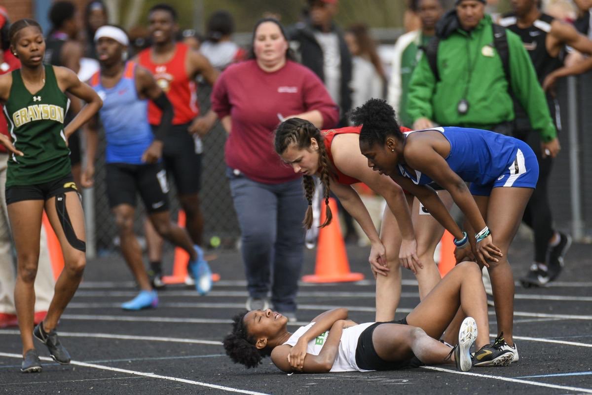 Trinity Price from Buford HS took a tumble at the Gwinnett County Meet. She’s fine, She placed 1st. Her ZooM Club teammates from GAC and P’Tree, who were competing against each other in the race, ran quickly to her side. That’s ATL ZooM‼️📸Dale Zanine