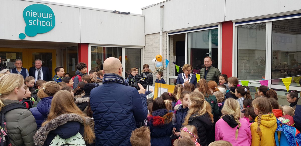 BenTimmers's tweet photo. Nieuweschool in Panningen in @gempeelenmaas wint #onderwijsprijs 2017-2019. Alle kinderen met plezier naar school, omdat je elke dag door de leerkrachten wordt gezienals 2. @nieuweschool_nu @PrismaSPO is de beste van de klas! Dat moet gevierd worden! https://t.co/fDMRhrtACk