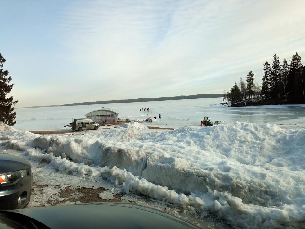 kariputtonen's tweet photo. Elisaamuna retkiluisteluryhmä lähti HIT:ltä. Lähdin perään ja lyhyen jutustelun jälkeen ohi. Matkaa kertyi 75 kilometriä paikkoihin, joihin yleensä ei tule luistelulta. Menkää nyt Näsijärvelle luistelemaan! #retkiluistelu https://t.co/vgKcRFbuRD