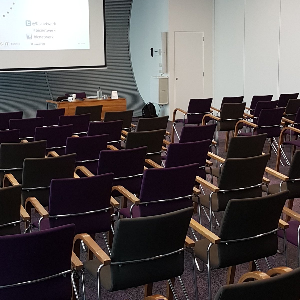 frankoetelaar's tweet photo. Zaal klaar voor de dagopening. Aansluitend vier rondes workshops in vier zalen. #inspiratie #innovatie #ict #onderwijs #ict #technologie #kennisdeling #BICnetwerk #apsitdiensten #Utrecht @apsitdiensten https://t.co/Dsu3xfjP2x