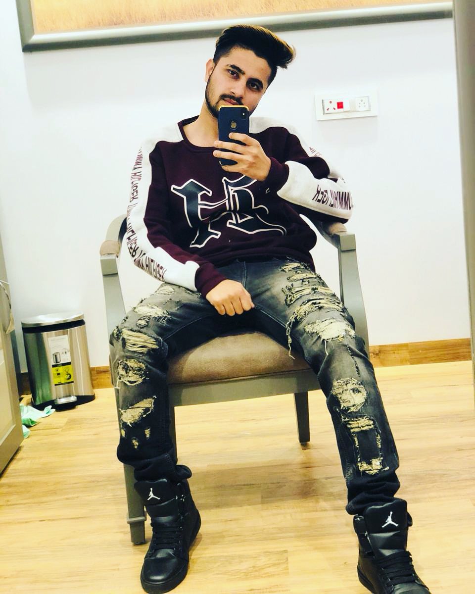 MDancingdude's tweet photo. When I see mirror, I see my competitor ☠️💀👿#manishdancingdude https://t.co/AT3Vrtaem4