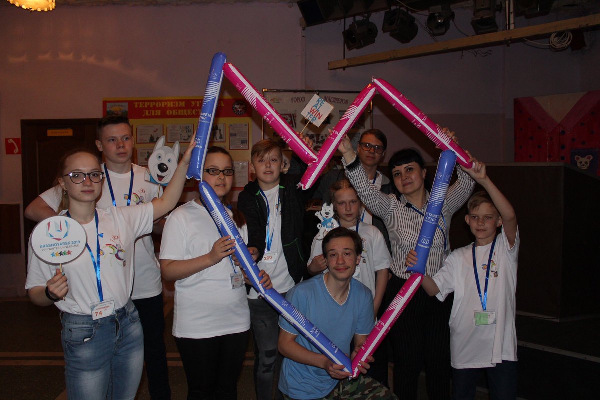 Shkola95's tweet photo. #ШколаРосатома #Железногорск #Школа95 #ШколаПроектов  Участники финала зажигали на вечернем мероприятии «По следам Универсиады»😊 https://t.co/y5SJAN04aJ